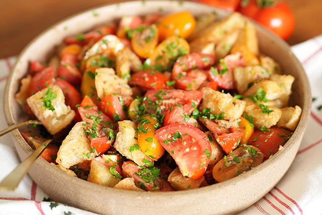 Salada de Tomates com Anchovas e Alcaparras 